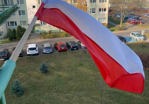 Flaga biało-czerwona powiewa na wietrze.